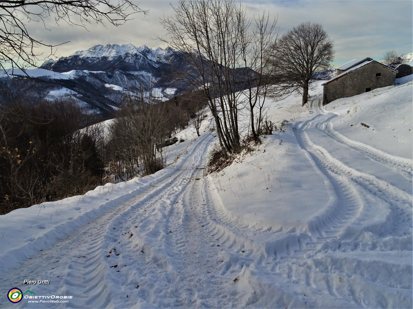 02 Sulle nevi di Prato GIugno con vista in Resegone.JPG